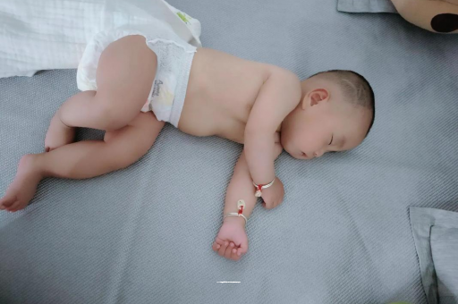 海丰三个月宝宝抬头不稳